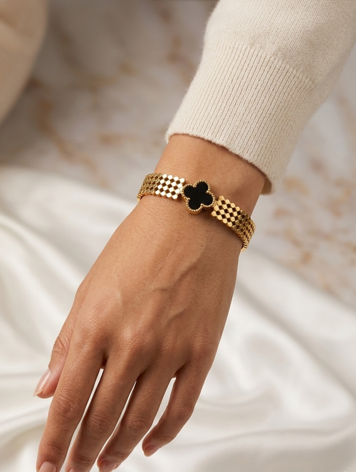 Black Onyx Clover Mesh Bangle
