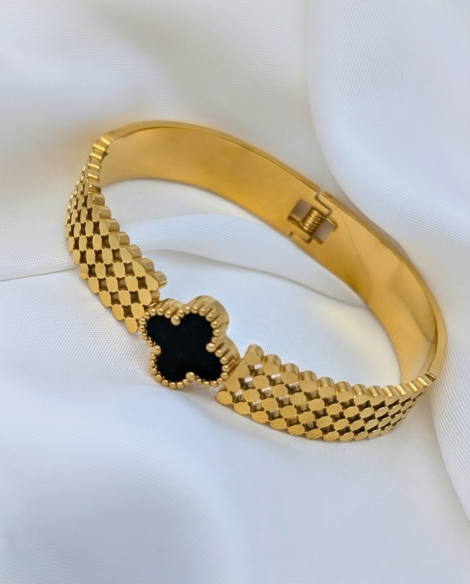 Black Onyx Clover Mesh Bangle