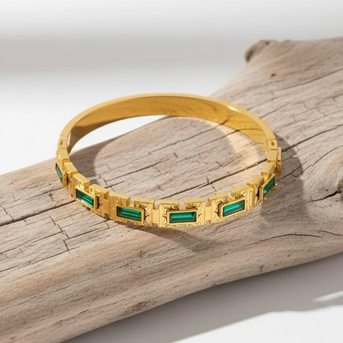 Emerald Baguette Hand Cuff
