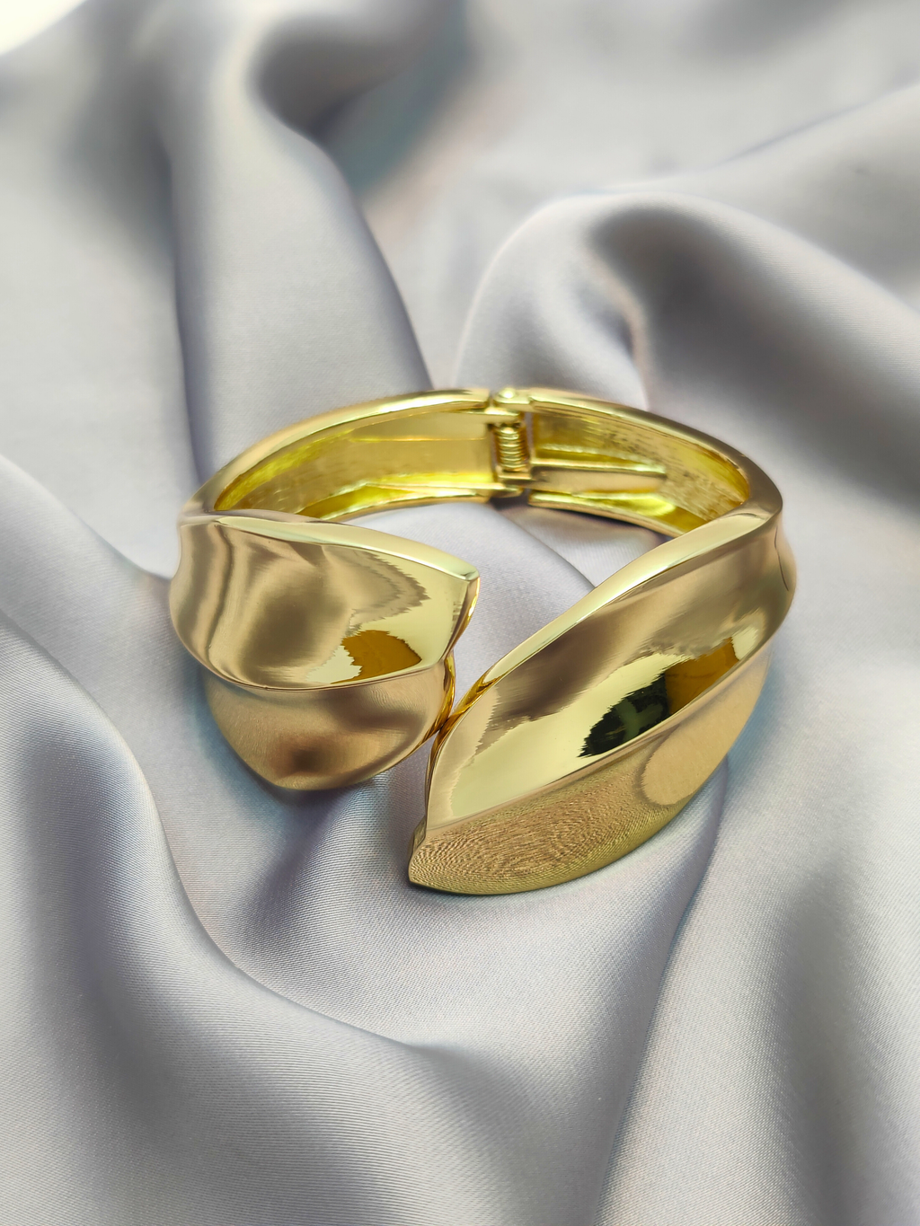Aura Sculpted Gold Cuff